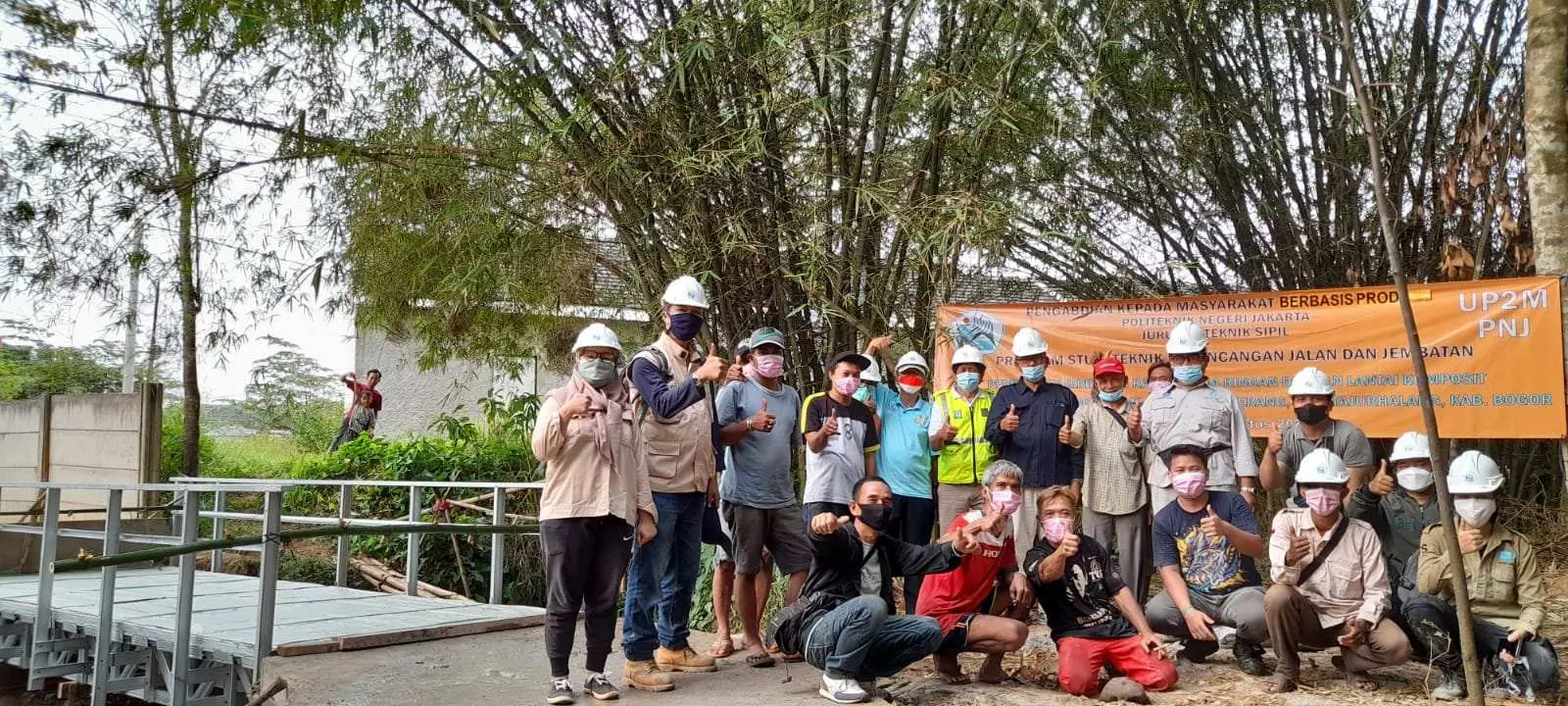 Wujudkan Pengabdian kepada Masyarakat sebagai Kegiatan Tri Dharma Perguruan Tinggi bagi Dosen, PNJ Bangun Jembatan di Desa Nanggerang