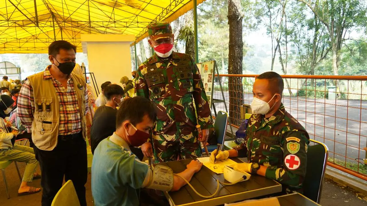 Danrem 061/Sk Apresiasi Antusiasme Warga Puncak Ikut Serbuan Vaksinasi di Centra Wisata Taman Matahari