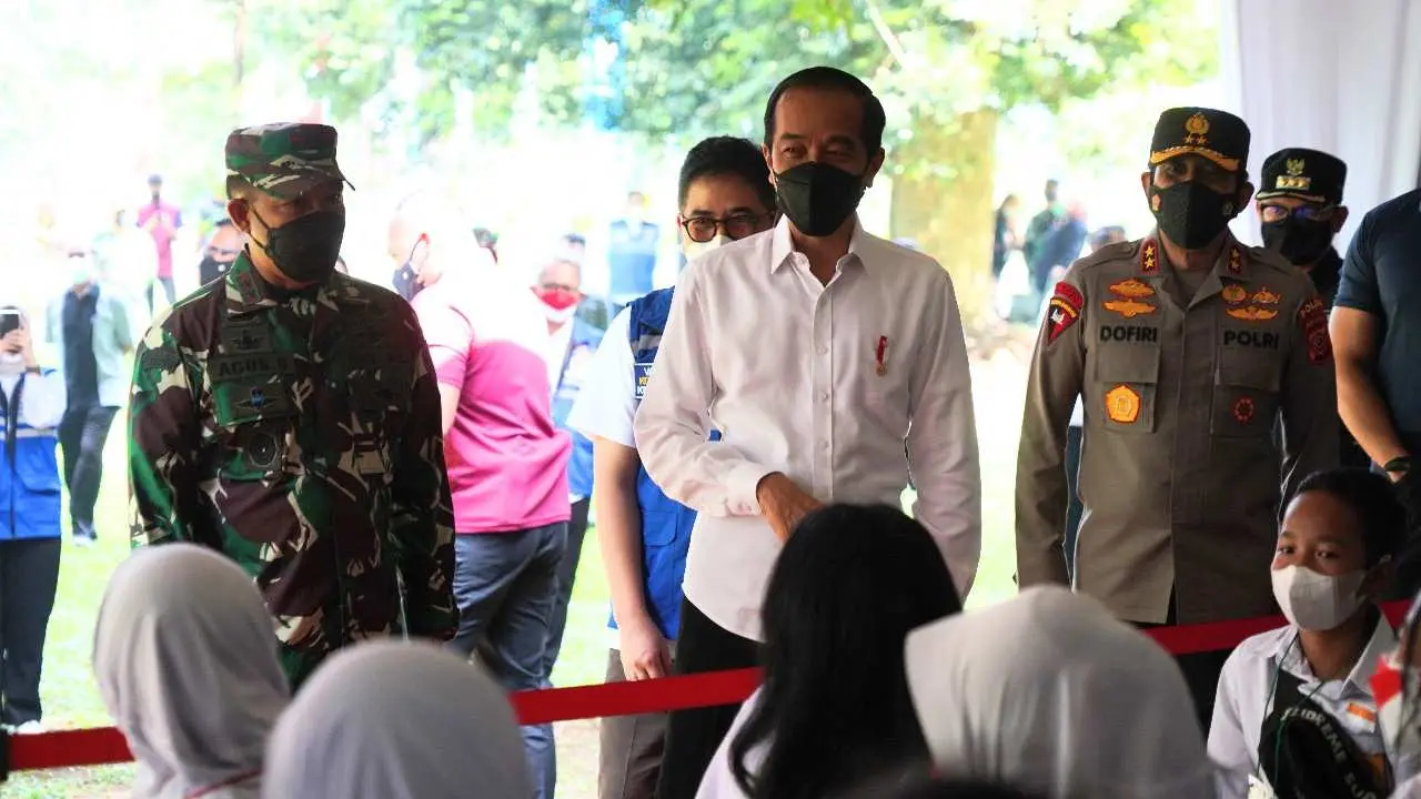 Danrem 061/Sk Bersama Pangdam III/Slw Dampingi Presiden Jokowi Tinjau Vaksinasi Kolaborasi Bagi Pelajar Kota Bogor