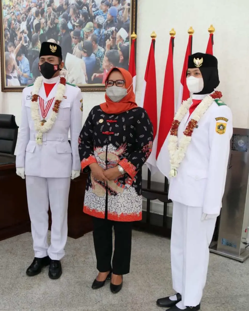 Harumkan Nama Kabupaten Bogor, Dua Paskibraka Terima Beasiswa Pancakarsa dari Bupati Ade Yasin