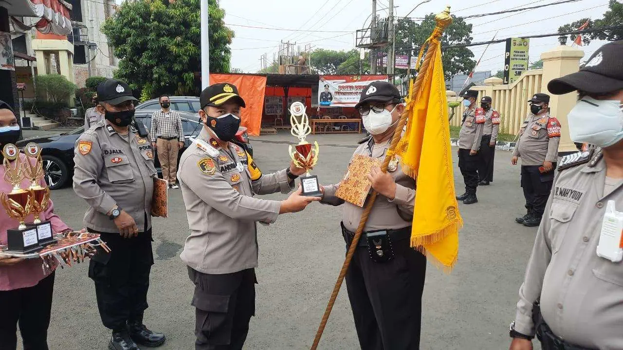 Memotivasi Kinerja Anggota, Kapolsek Cileungsi Berikan Reward dan Punishment