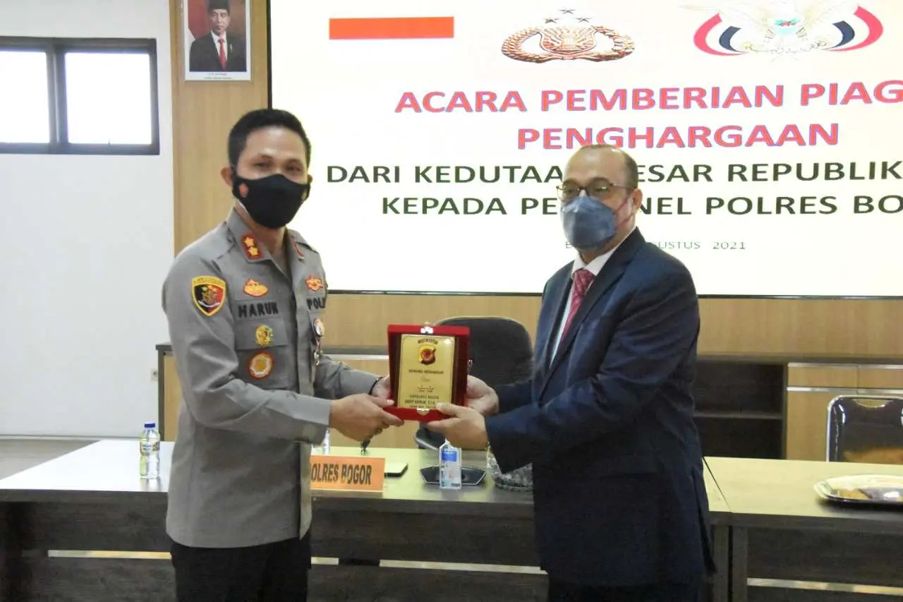 Ungkap Kasus Kejahatan Pemalsuan Dokumen, Polres Bogor Menerima Penghargaan dari Kedubes Yaman