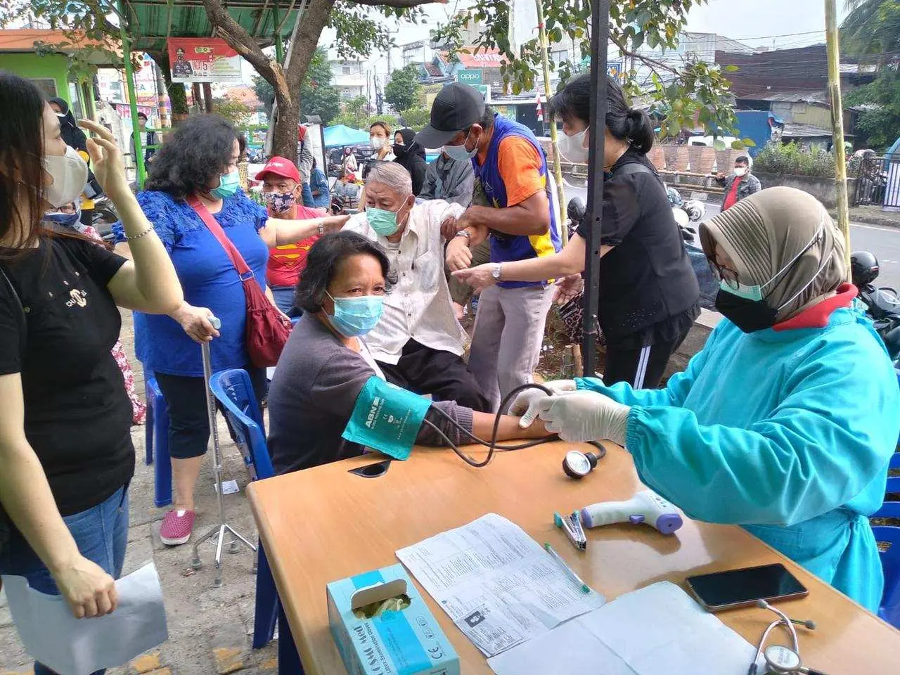Polsek Cibinong Selenggarakan Pelayanan Vaksinasi Covid-19 Gerai Presisi di Pasar Tohaga
