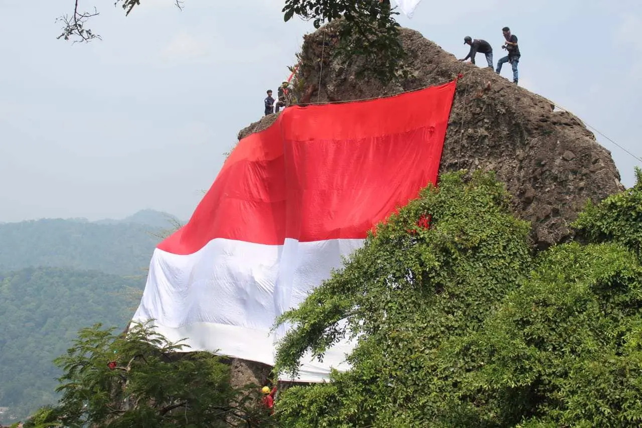 Danramil dan Camat Rumpin Saksikan Pengibaran Bendera Merah Putih Raksasa di Puncak Gunung Munara