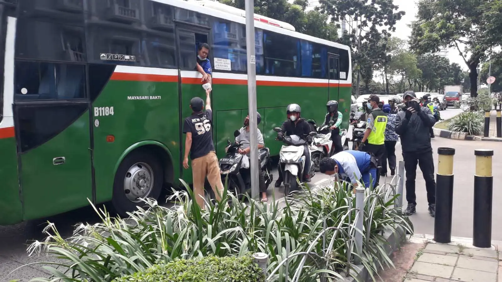 Peduli dan Berbagi di Tengah Pandemi, Karyawan BCA Bagikan Makanan ke Sejumlah Pengendara