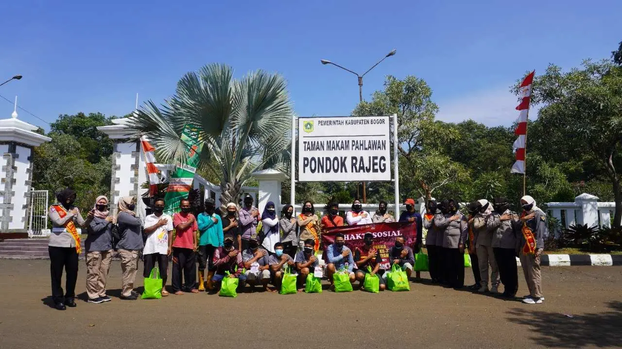 Bakti Sosial Polwan Bersama Bhayangkari Cabang Bogor Sasar Penggali Kubur di TPU Pondok Rajeg