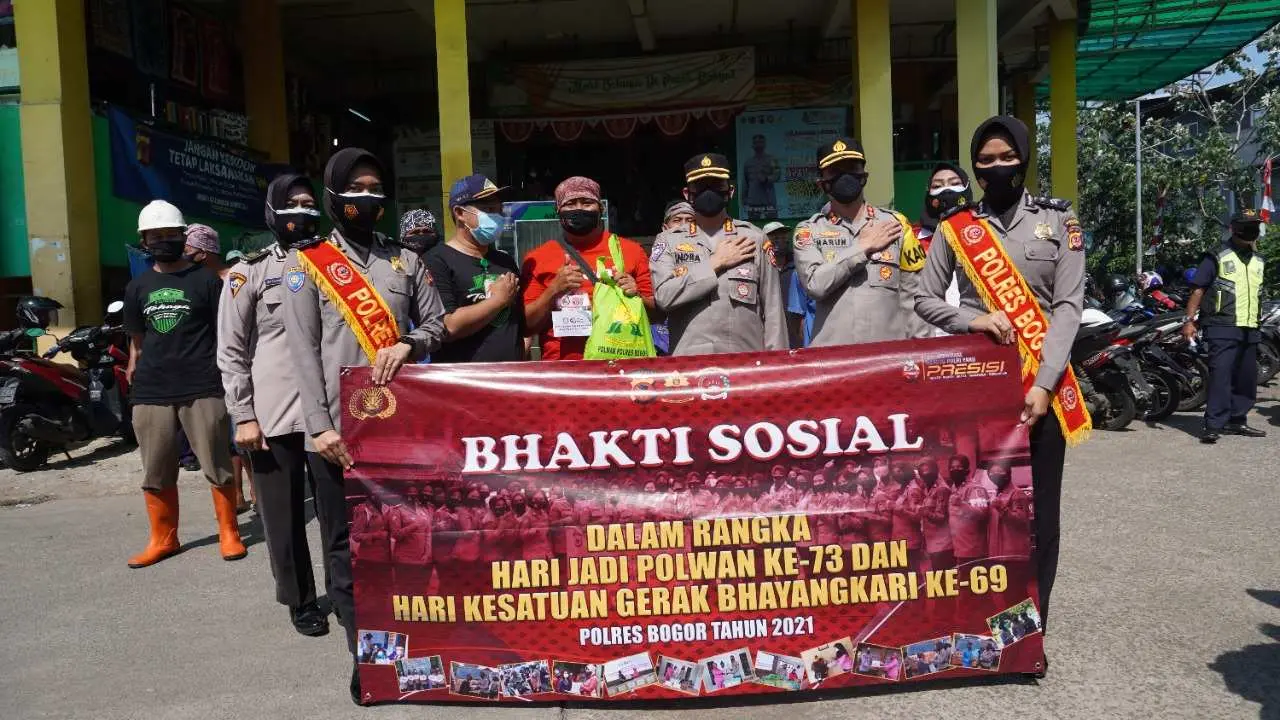 Bakti Sosial Polwan Polres Bogor dan Bhayangkari Cabang Bogor, Sasar Kuli Panggul di Pasar Cibinong