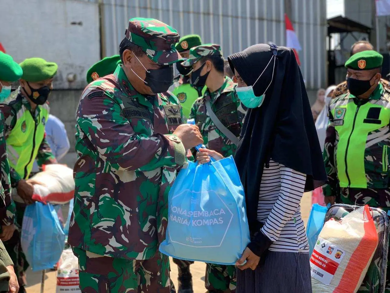 Kunjungi Pasar Induk TU Kemang, Pangdam III Siliwangi Didampingi Danrem 061/Sk Berikan Bansos Sembako dan Obat-obatan