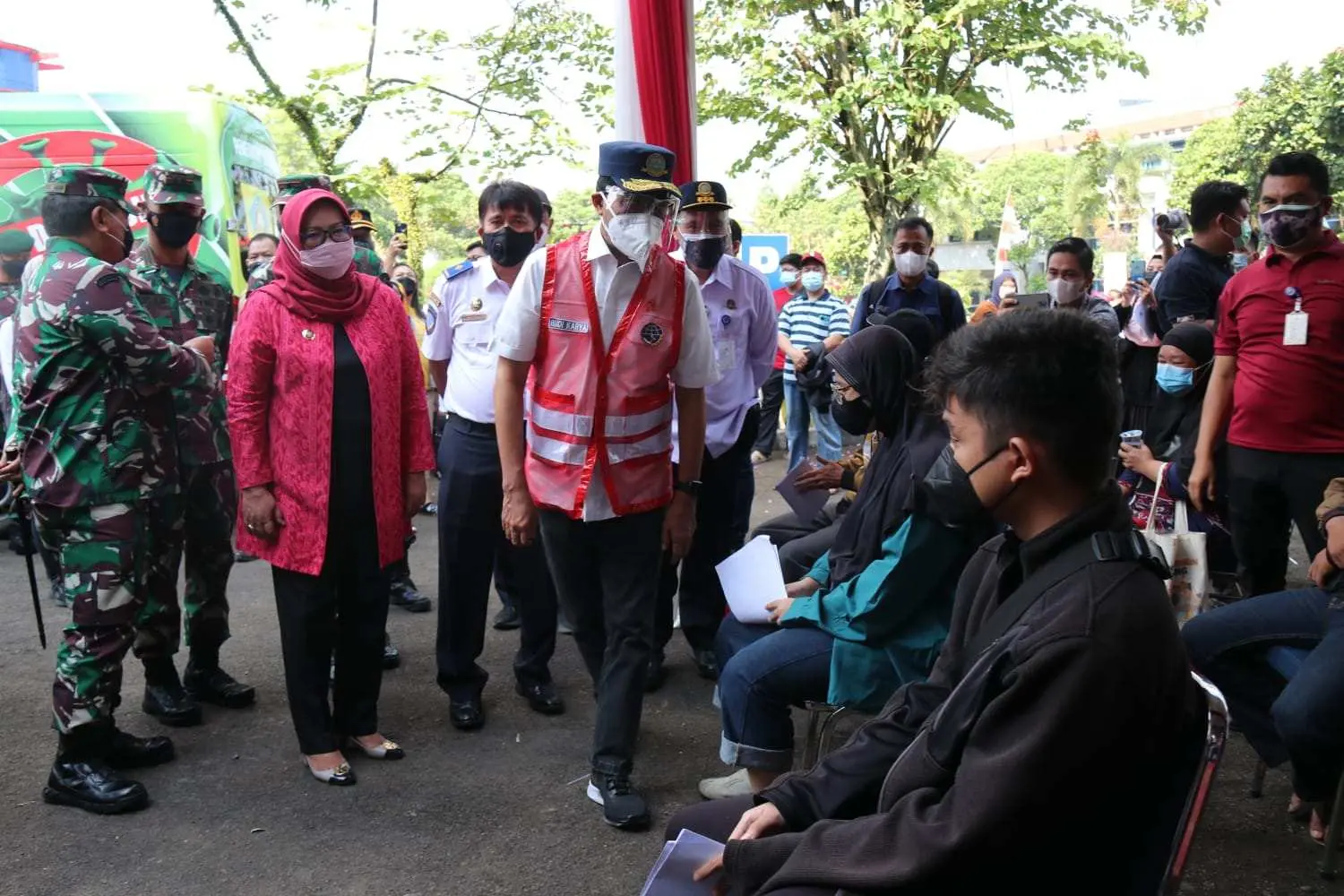 Danrem 061/Sk Dampingi Pangdam III/Siliwangi Tinjau Serbuan Vaksinasi di Kemang Bogor