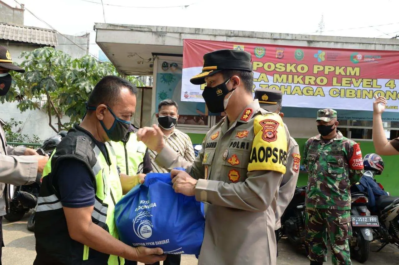 Bagikan Bansos Paket Sembako, Kapolres Bogor Himbau Masyarakat Patuhi Prokes