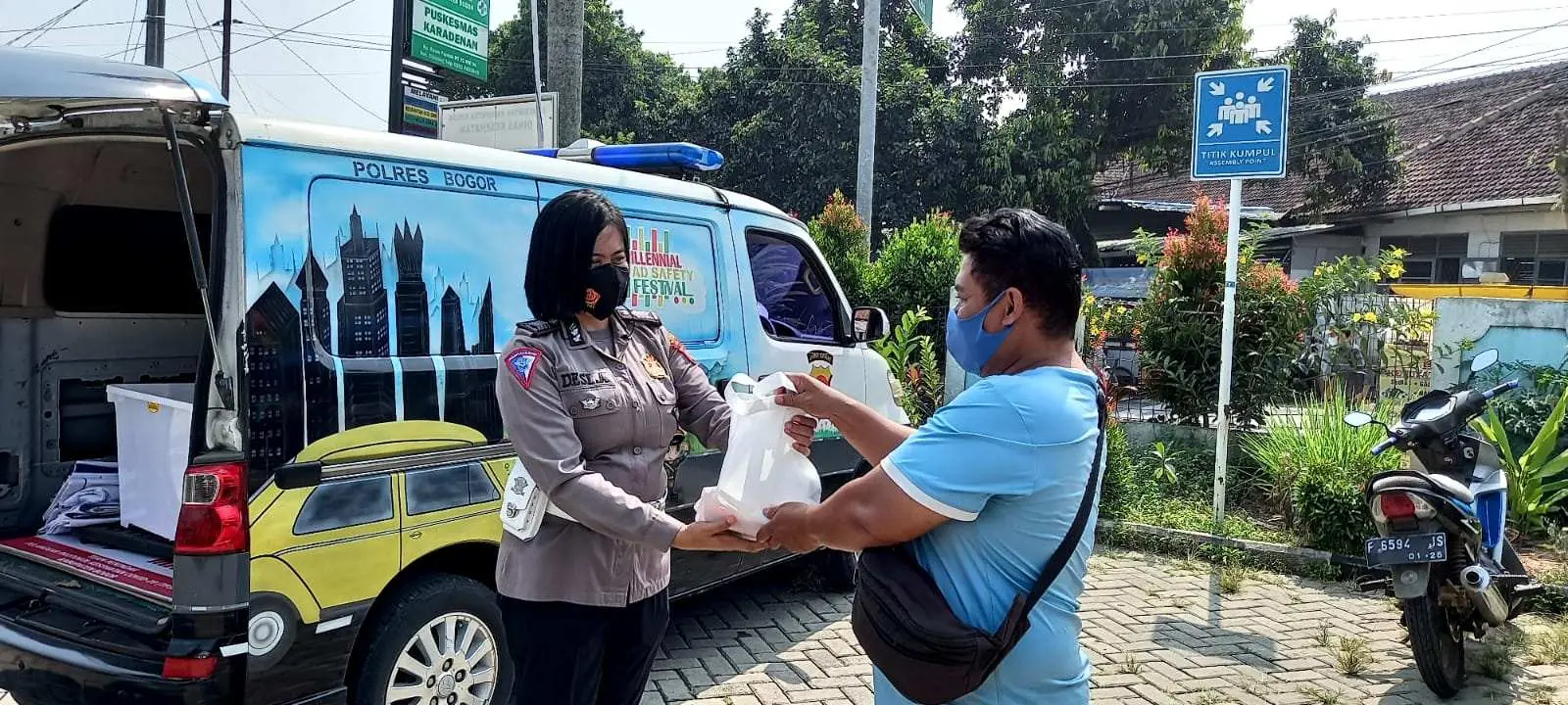 Polres Bogor Bersama Bhayangkari Cabang Bogor dan Komunitas Vespa Tebar 300 Paket Bansos