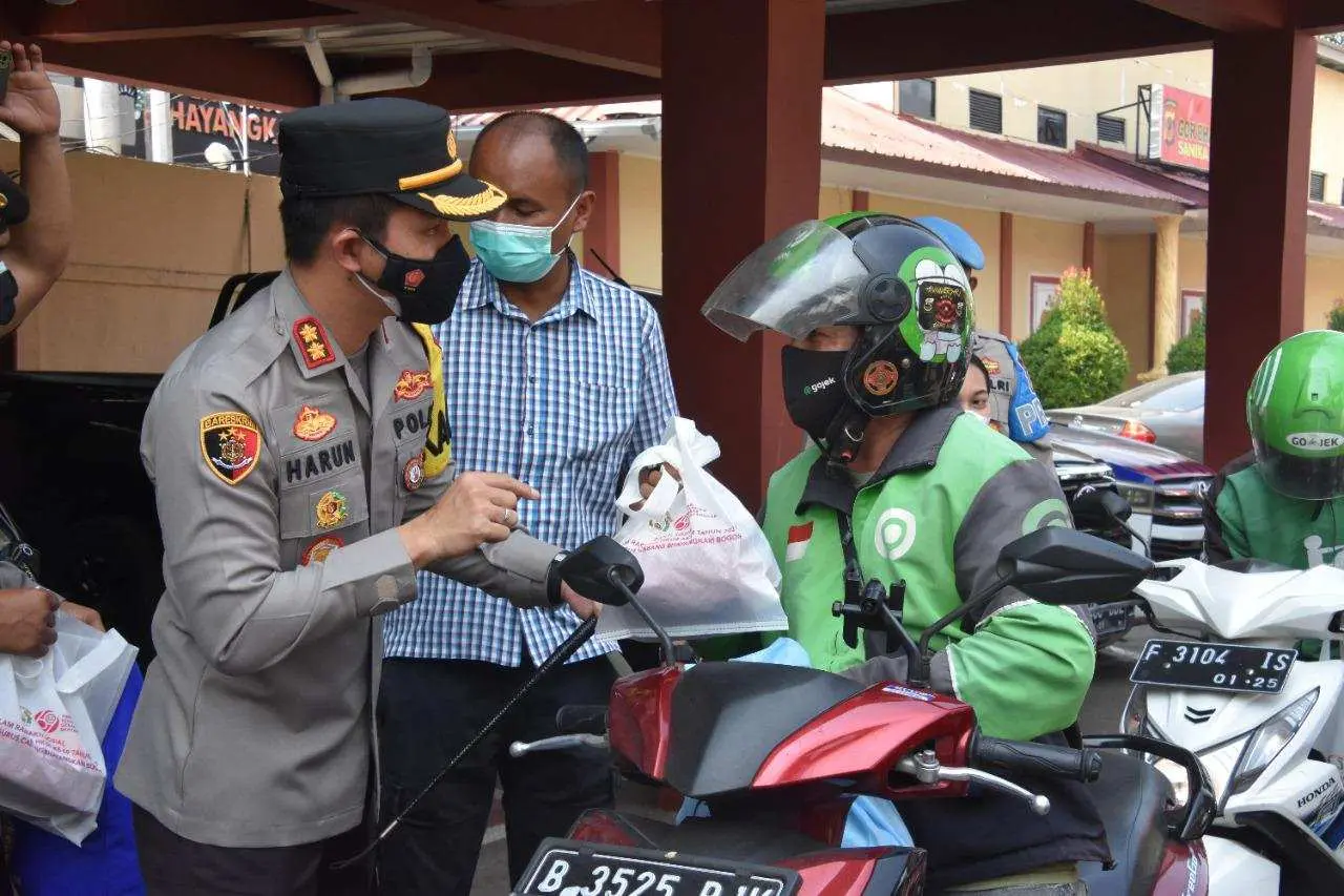 Ratusan Driver Ojol Menerima Paket Bansos dari Polres Bogor