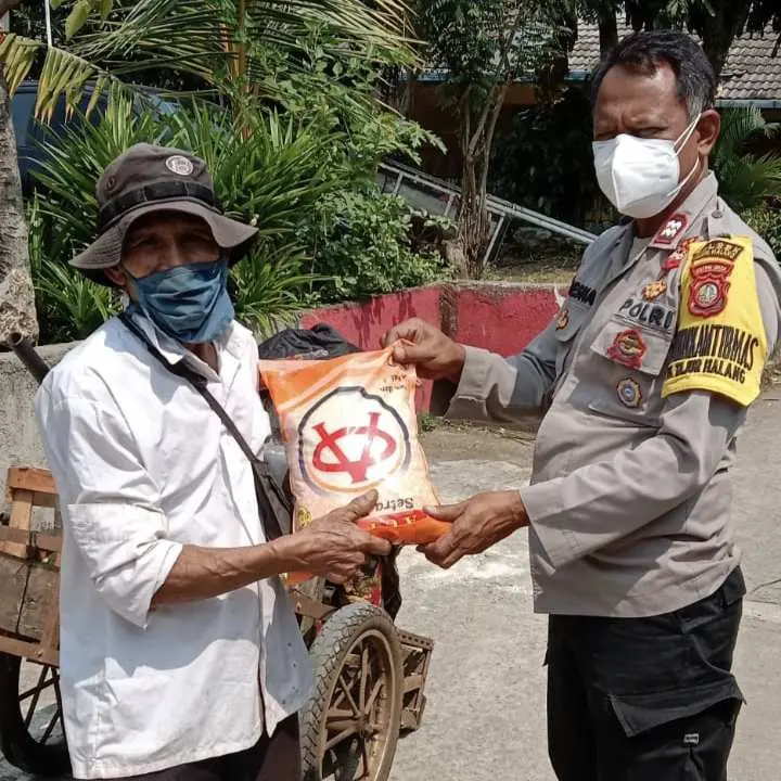 Polsek Tajurhalang Gencar Bagikan Bantuan Beras untuk Warga Terdampak PPKM Level 4