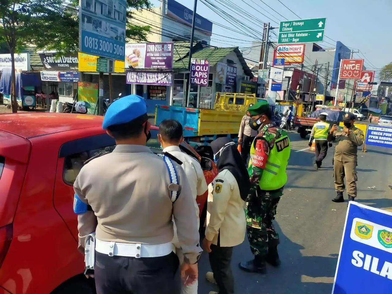 Polsek Parung dan Tim Gabungan Operasi Pendisiplinan Prokes di Masa PPKM Level 4