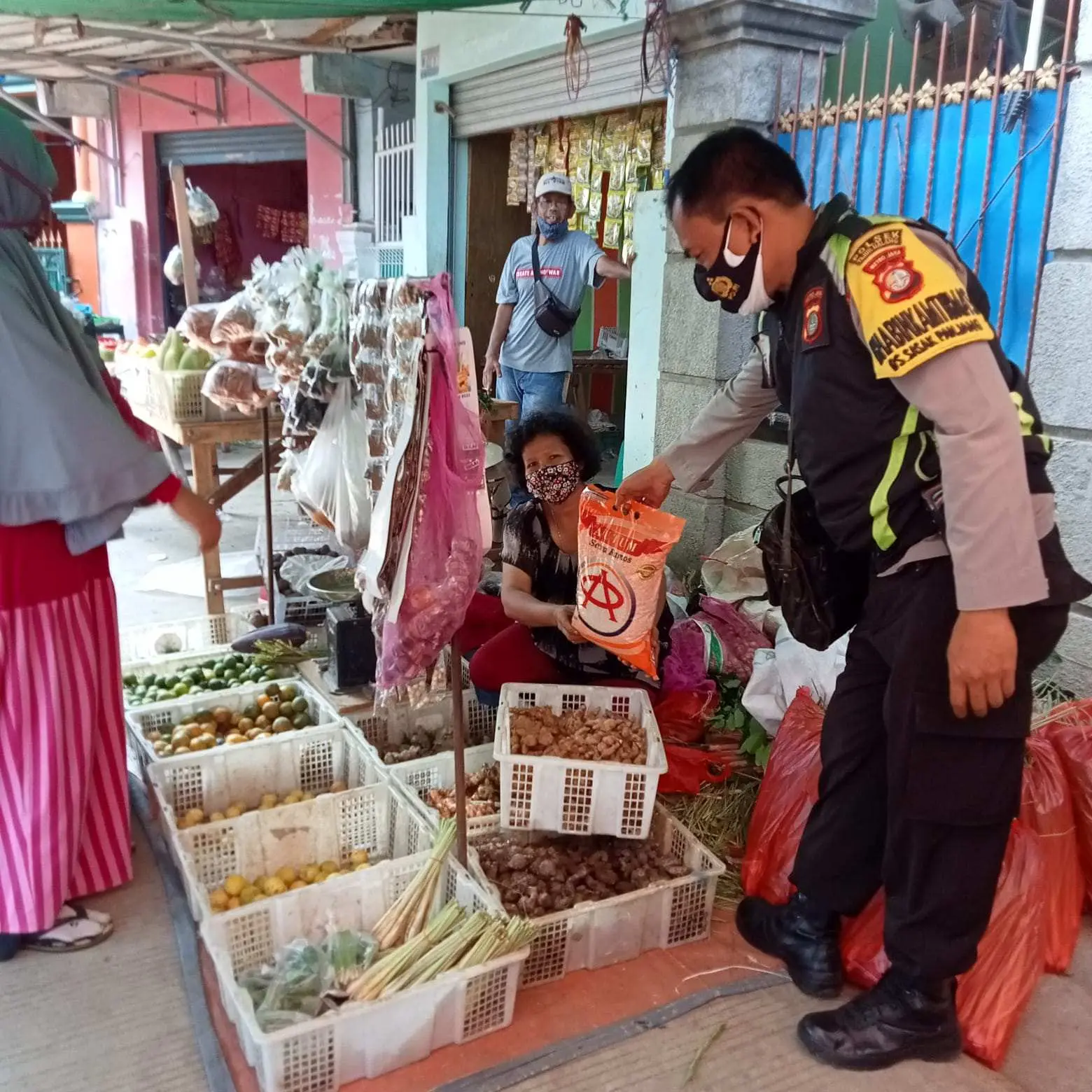 Polsek Tajurhalang Bagikan Bantuan Beras untuk Pelaku UMKM