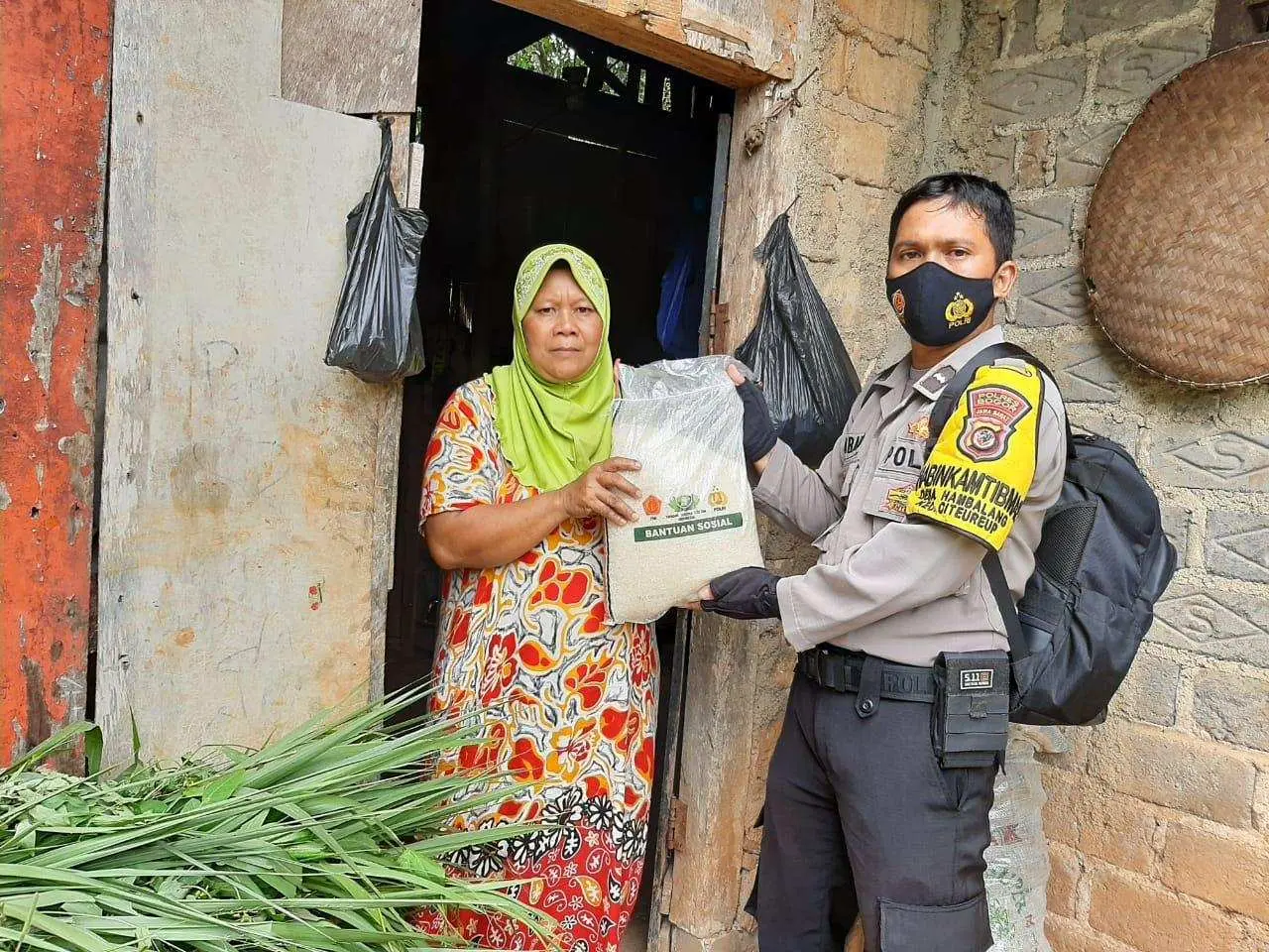 Polres Bogor Bagikan 2 Ton Beras kepada Warga Terdampak Pandemi Covid-19