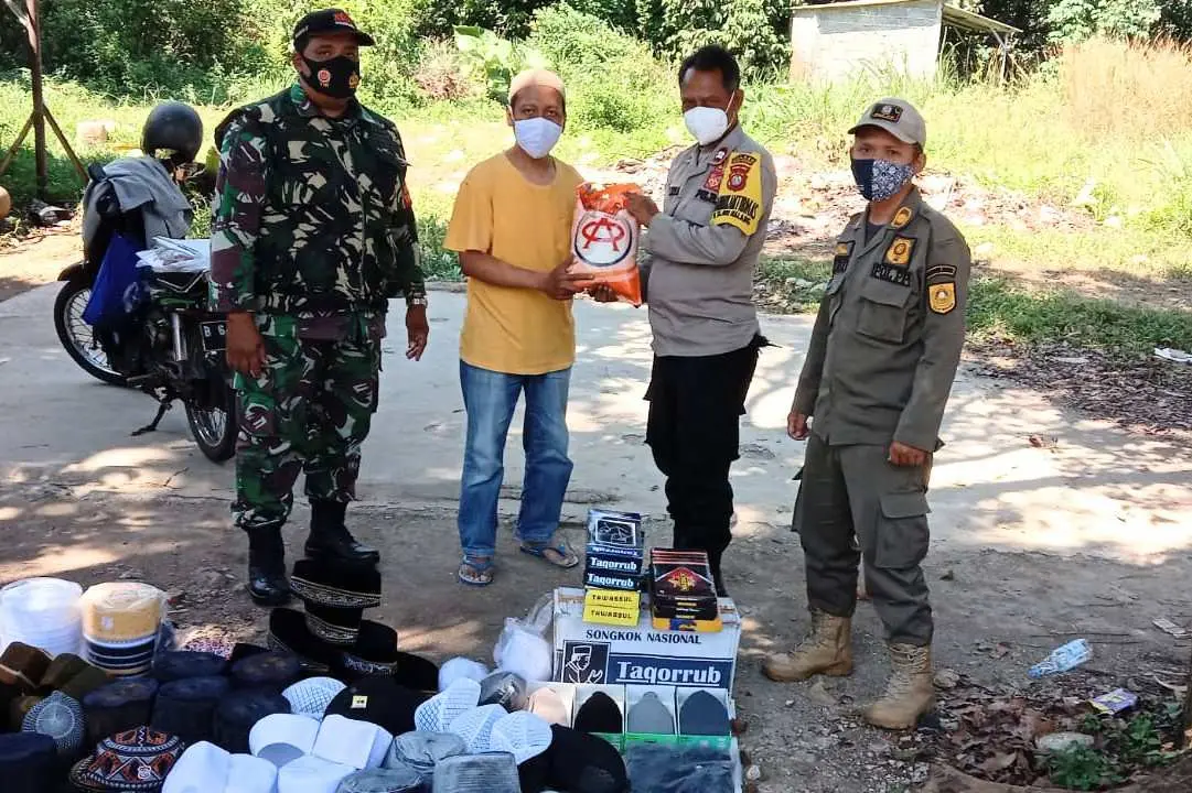 Peduli Pelaku UKM di Masa PPKM Level 4, Polsek Tajurhalang Bagikan Bantuan 100 Paket Sembako