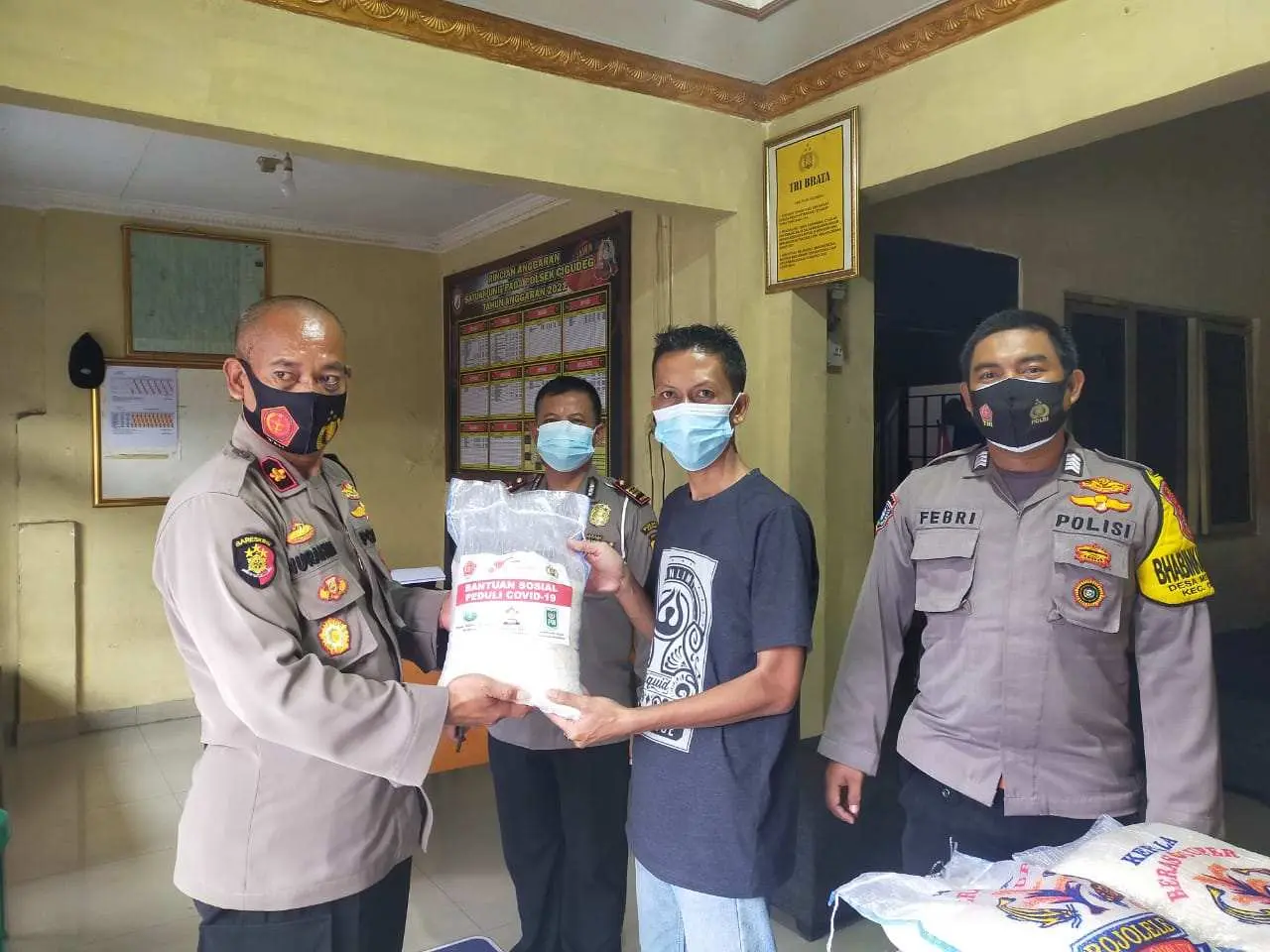 1 Ton Beras Dibagikan Polres Bogor untuk Warga Terdampak Pandemi di 4 Wilayah Polsek Jajaran