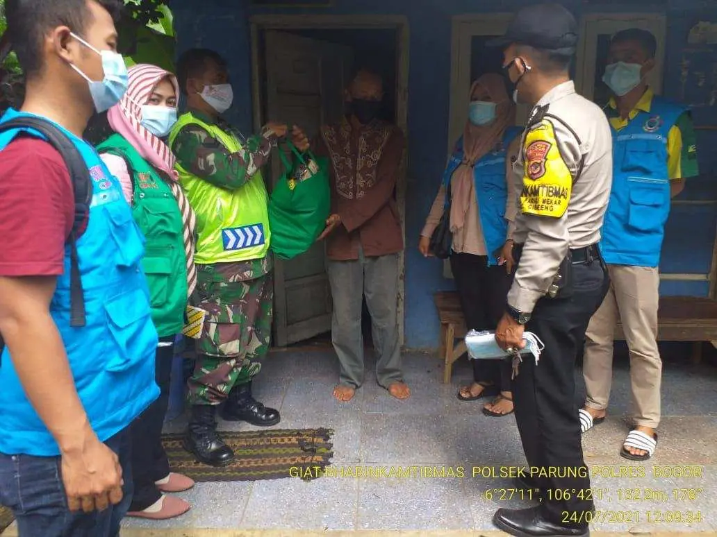 Polres Bogor Bagikan Paket Sembako kepada Masyarakat Terdampak Covid-19