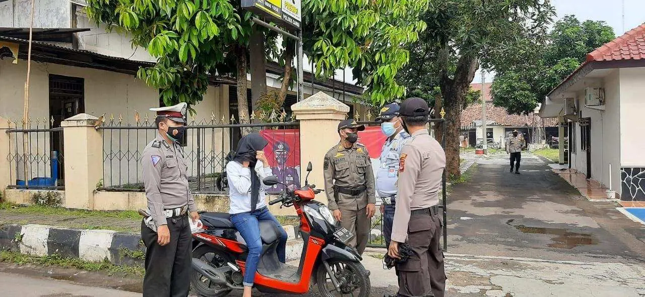 Gelar Operasi PPKM Level 4, Petugas Gabungan Polsek Cariu Bagikan Masker