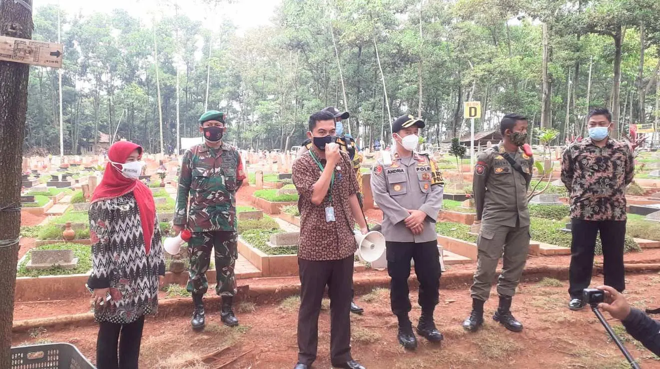 Pelanggar Prokes di Cileungsi Disangsi dengan Diajak ke Tempat Pemakaman Khusus Pasien Covid-19