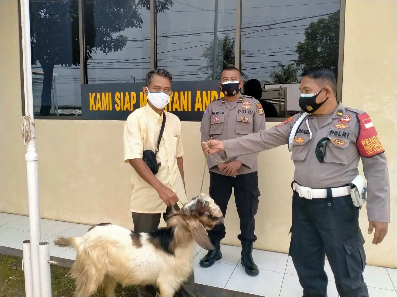 Peduli Warga Pura Bojonggede, Polsek Tajurhalang Serahkan Hewan Kurban 1 Ekor Kambing