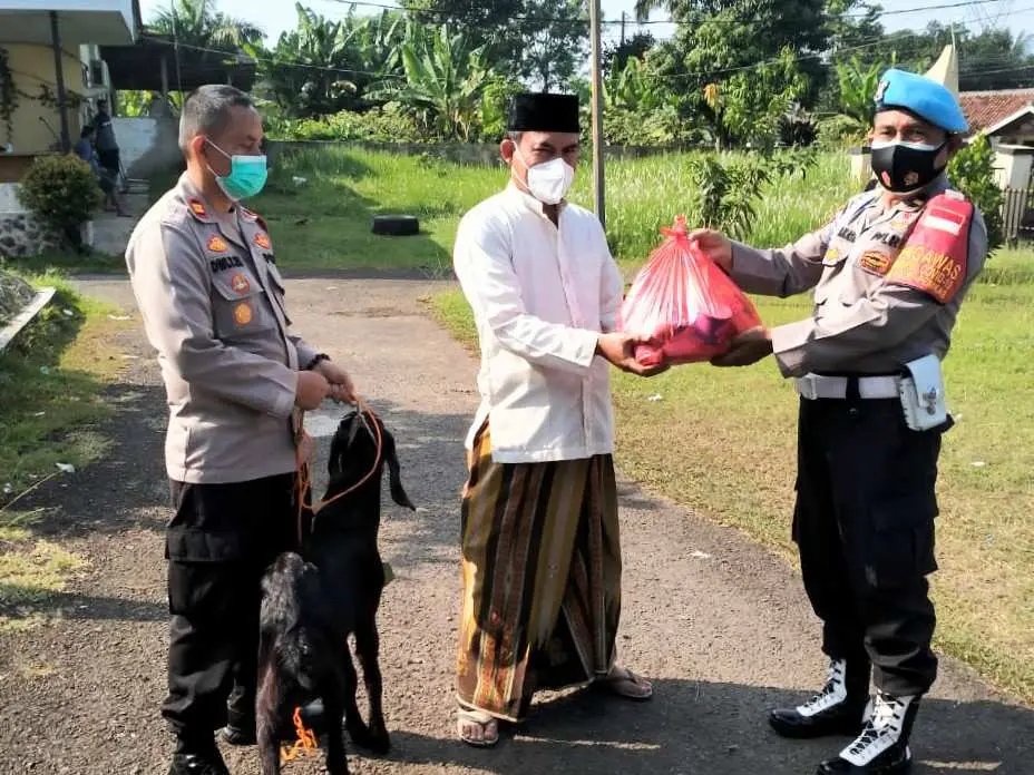 Serahkan 1 Ekor Kambing, Kapolsek Tajurhalang Distribusikan Langsung Daging Kurban kepada Warga