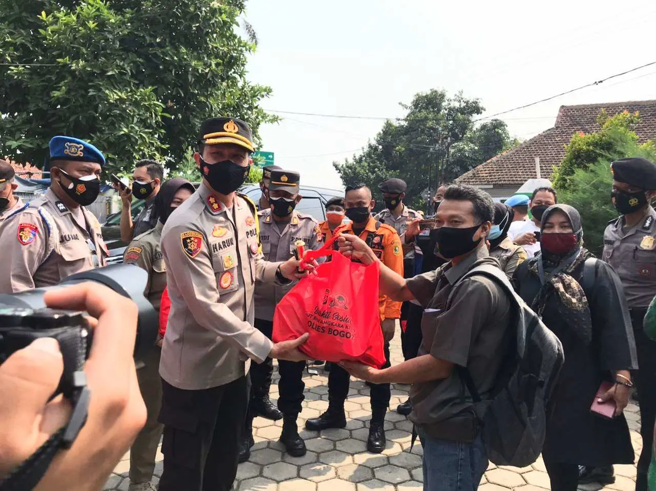 Peduli Warga Terdampak Pandemi Covid-19, Polres Bogor Gencar Bagikan Bantuan Paket Sembako