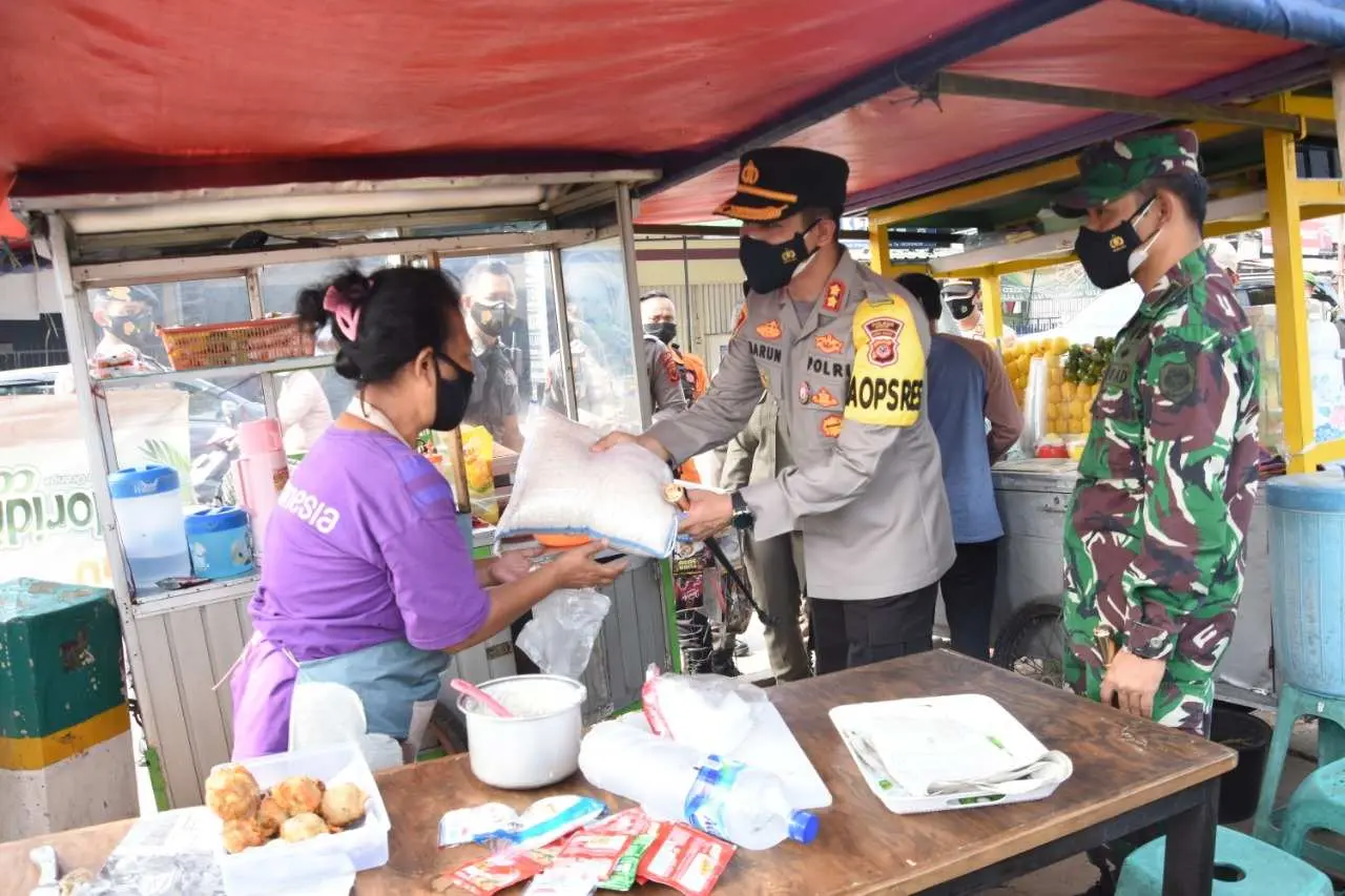 Dengan Berjalan Kaki, Kapolres Bogor Datangi Pedagang dan Bagikan Bantuan Paket Sembako