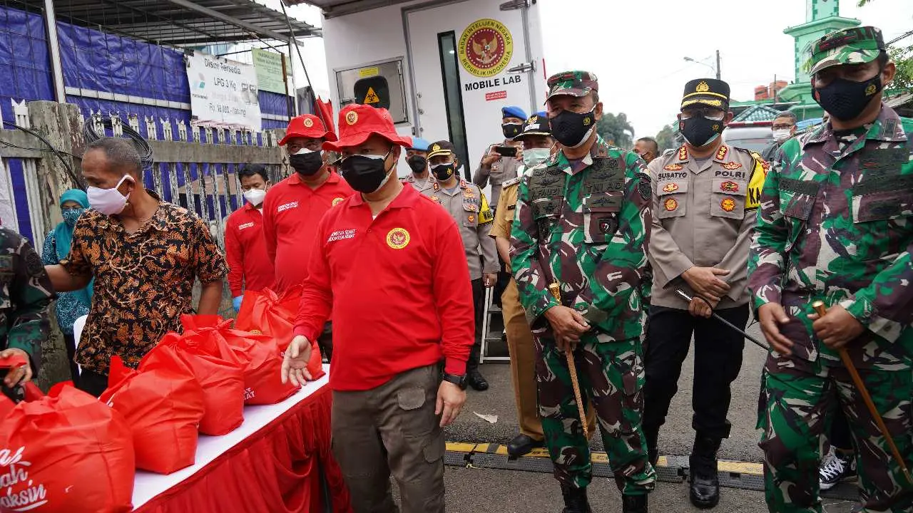 Usai Vicon dengan Presiden, Danrem 061/Sk Tinjau Proses Vaksinasi yang Dilaksanakan ‘Door to Door’