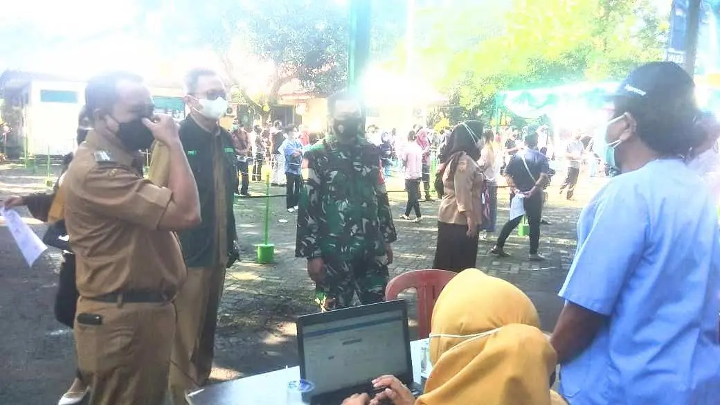 Vaksinasi Massal di Kecamatan Tajurhalang Bogor Diserbu Ribuan Warga