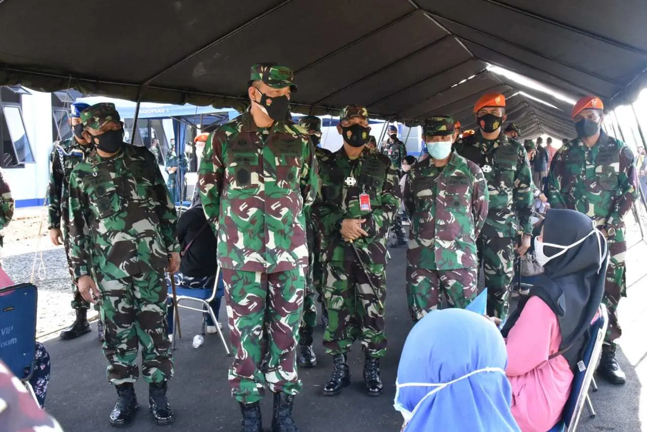 Danlanud Atang Sendjaja Dampingi KASAU Tinjau Kegiatan Serbuan Vaksinasi Covid-19