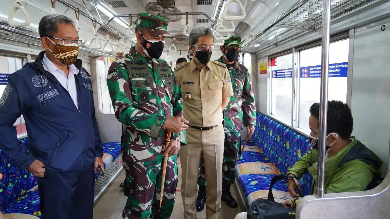 Danrem 061/SK Cek Pemberlakuan STRP Calon Penumpang KAI bagi Pekerja Sektor Esensial dan Critical