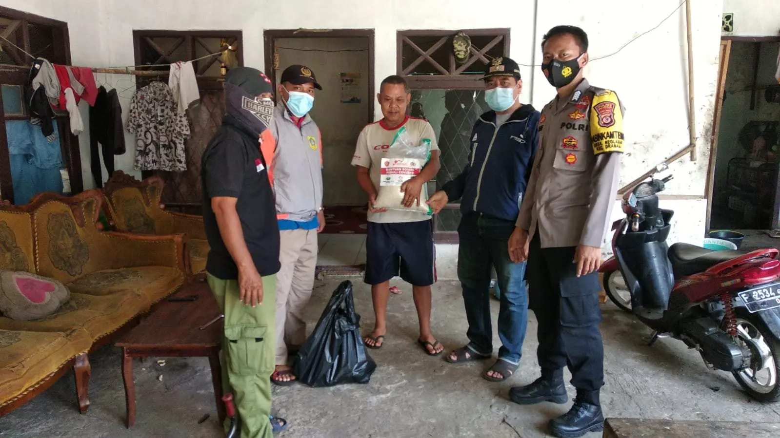Polres Bogor Bagikan 2 Ton Beras kepada Warga Isoman dan Terdampak Covid-19 di 4 Kecamatan