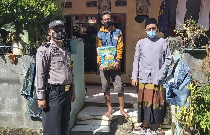 Berikan Bantuan Pangan bagi Warga Isoman, Kapolsek Klapanunggal: Kurangi Nyinyir dan Perbanyak Dzikir