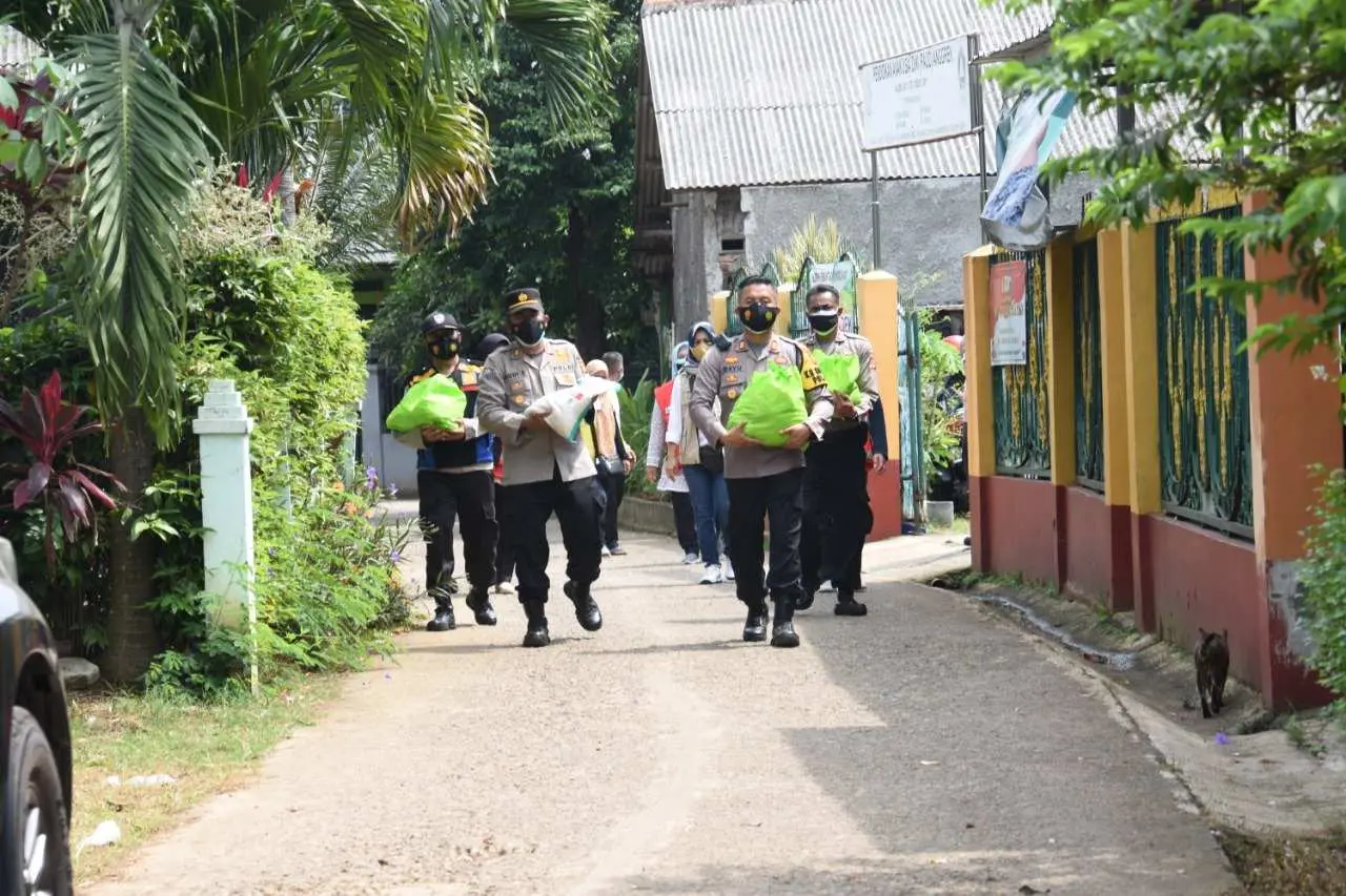 Bhayangkara untuk Negeri, Polres Bogor Bagikan Beras dan Paket Sembako