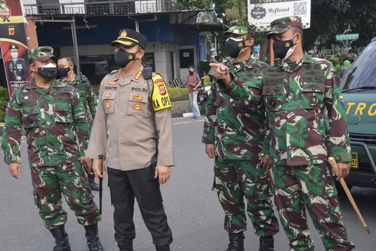 Danrem 061/Sk Terjun Langsung Bantu Pelaksanaan Penyekatan Arus Lalin Yang Digelar Polresta Bogor Kota