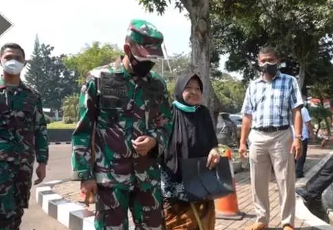 Danrem 061/Suryakancana Menuntun Nenek 91 Tahun Ikuti Tahapan Proses Vaksinasi Covid-19