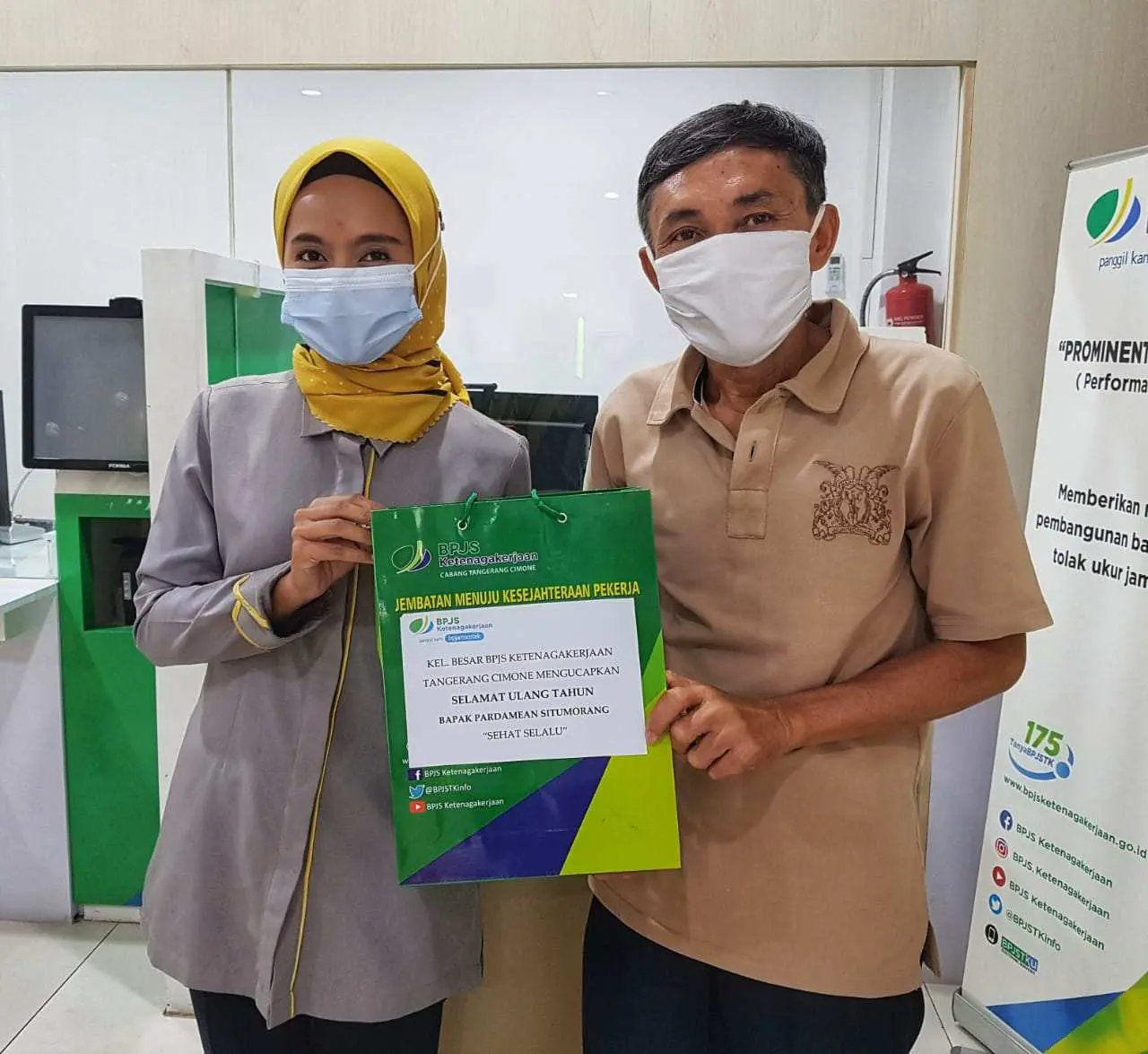 BPJamsostek Cabang Tangerang Cimone Berikan Souvenir kepada Peserta yang Berulang Tahun