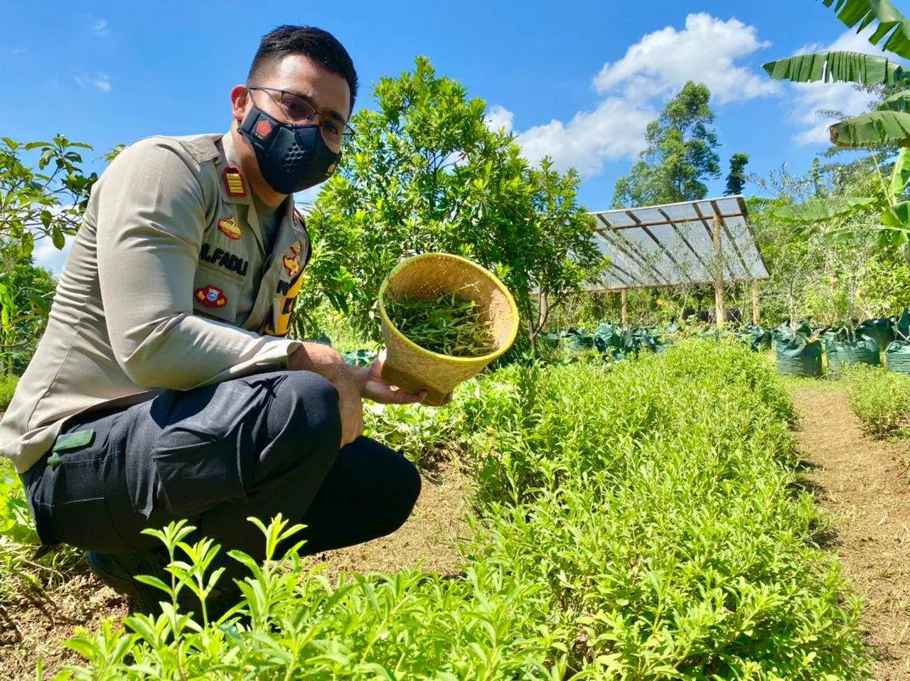 Ajak Hidup Sehat, Kapolsek Klapanunggal Temukan Produk Ini