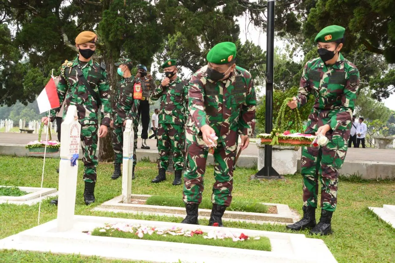 Peringati HUT ke-75, Kodam III/Siliwangi Ziarah ke TMP Cikutra Bandung