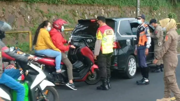 Antisipasi Arus Mudik, Polsek Cisarua dan Tim Gabungan Perketat Penyekatan di Pospam Rindu Alam