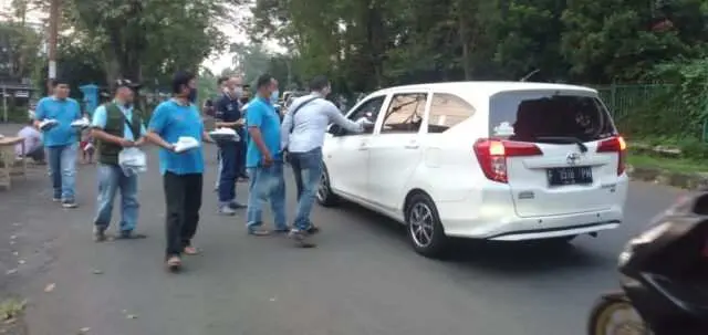 Peduli Terhadap Sesama, Koperasi WKM PWI Kabupaten Bogor Berbagi Takjil Gratis