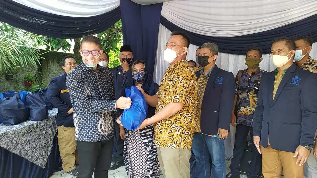 AAI Bagikan Bantuan Paket Sembako kepada Warga Kurang Mampu di Ciampea