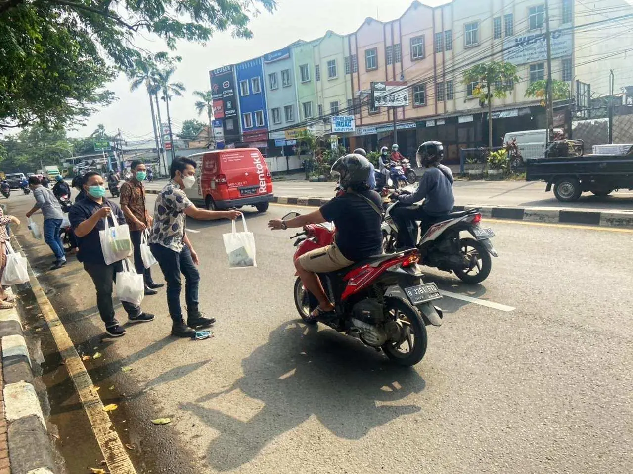 Gelar Employee Volunteering, BPJamsostek Tangerang Cimone Bagikan Ratusan Masker, Hand Sanitizer dan Takjil