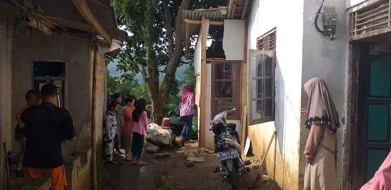 Kades Sukamakmur Berikan Bantuan Langsung kepada Warga Yang Rumahnya Roboh Kesambar Petir