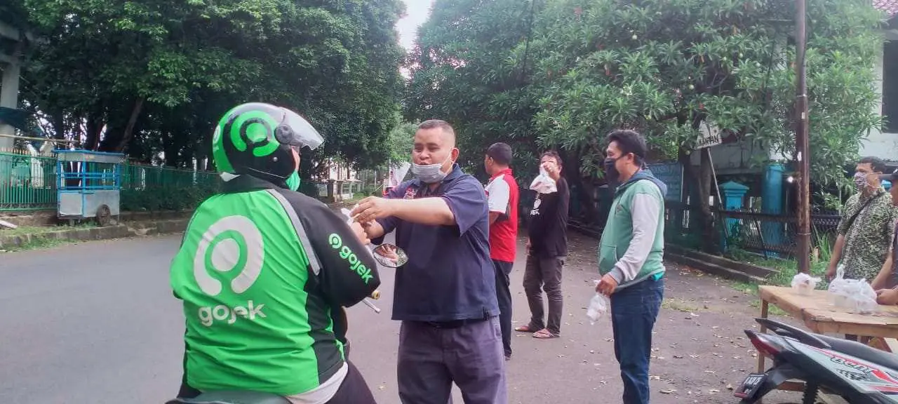 Peduli! PWI Kabupaten Bogor Bagikan Takjil Gratis