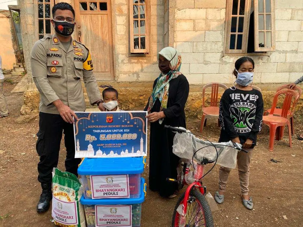 Kunjungi Anak Korban Bullying, Kapolsek Klapanunggal Hadiahi Egi Sepeda dan Uang Tunai