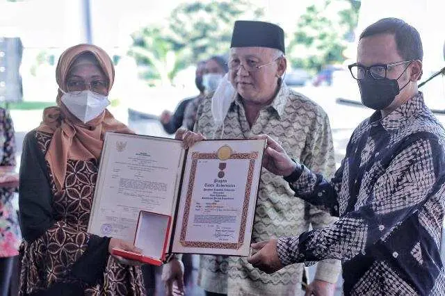 Bima Arya Sematkan Satya Lencana Perintis Kemerdekaan kepada 16 Keluarga Pejuang PETA