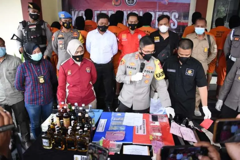 Ungkap Beragam Kasus Kejahatan, Polres Bogor Amankan 35 Tersangka dan Sita Ribuan Botol Miras